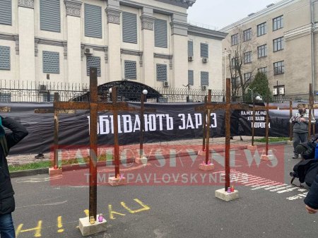 Украинские неонацисты устроили идиотское шоу перед посольством России в Киеве (ФОТО)